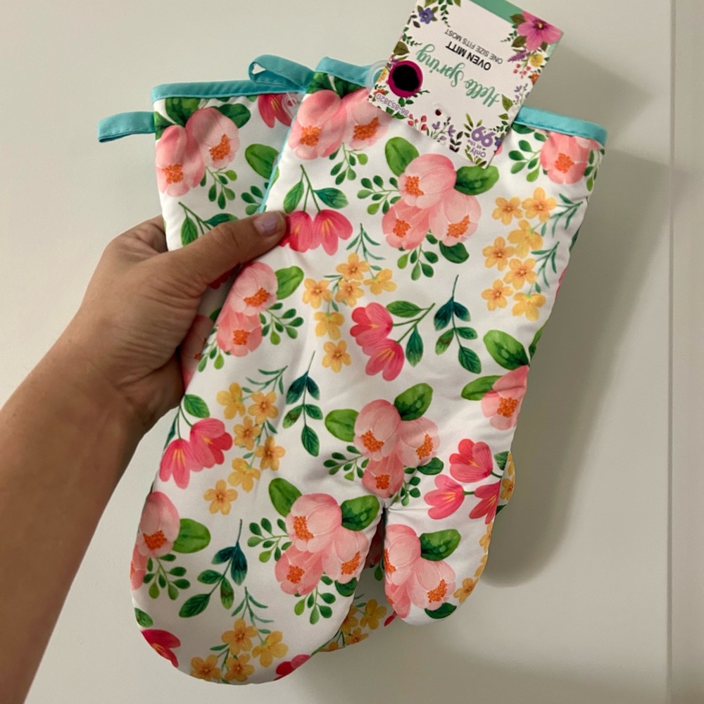 NWT Hello Spring Oven Mitt with Floral Print Set of 2